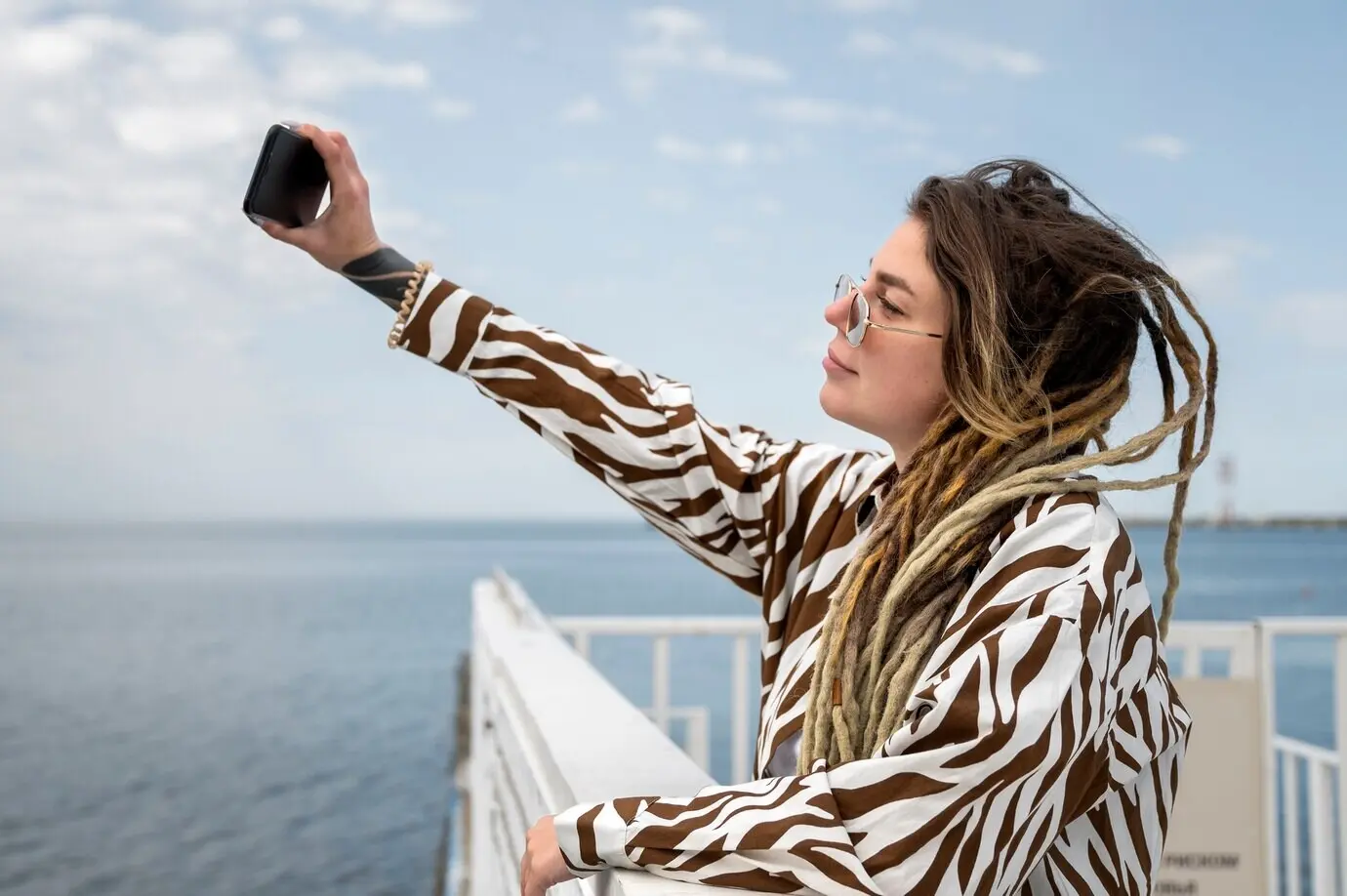 Seitenansicht einer Frau, die fotografiert